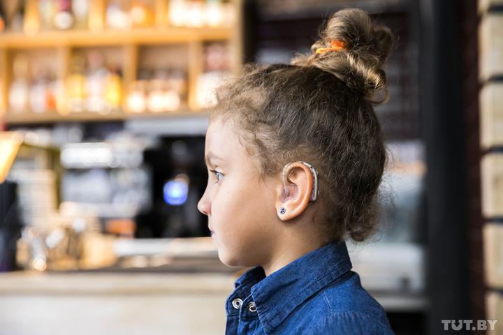 «От дочки попросили отойти, как от больной». Белорусы — о жизни со слуховыми аппаратами