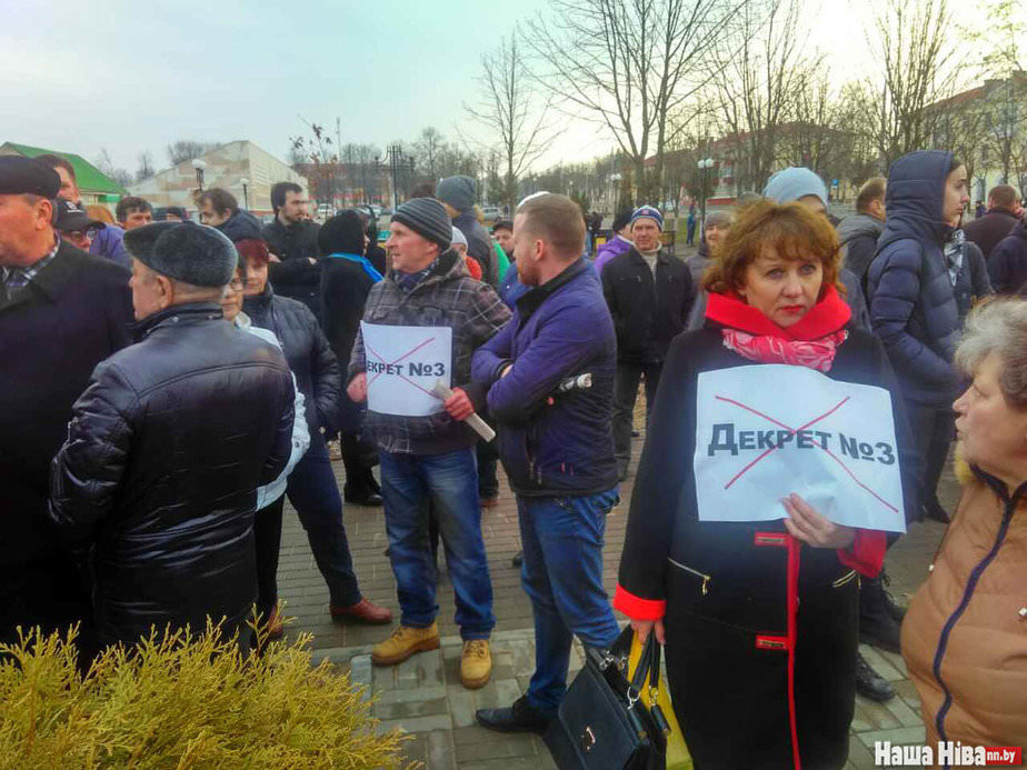 У Рагачове пратэставаць супраць Дэкрэта №3 на плошчу выйшла каля 400 чалавек