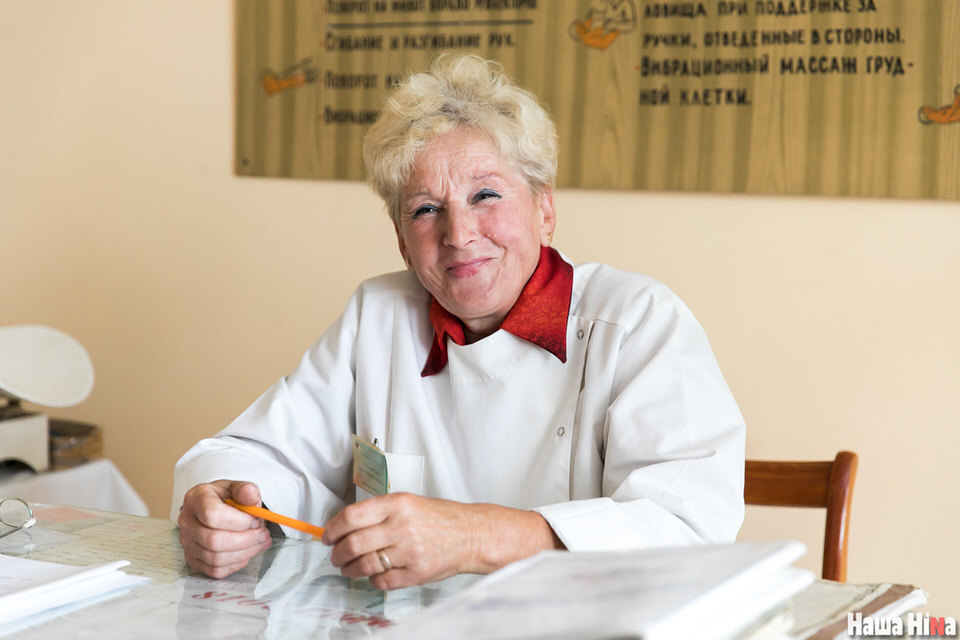 Ратуе суіцыднікаў з пятлі, а на яе скардзяцца ў міліцыю. Як гэта — працаваць паўстагоддзя вясковай фельчаркай