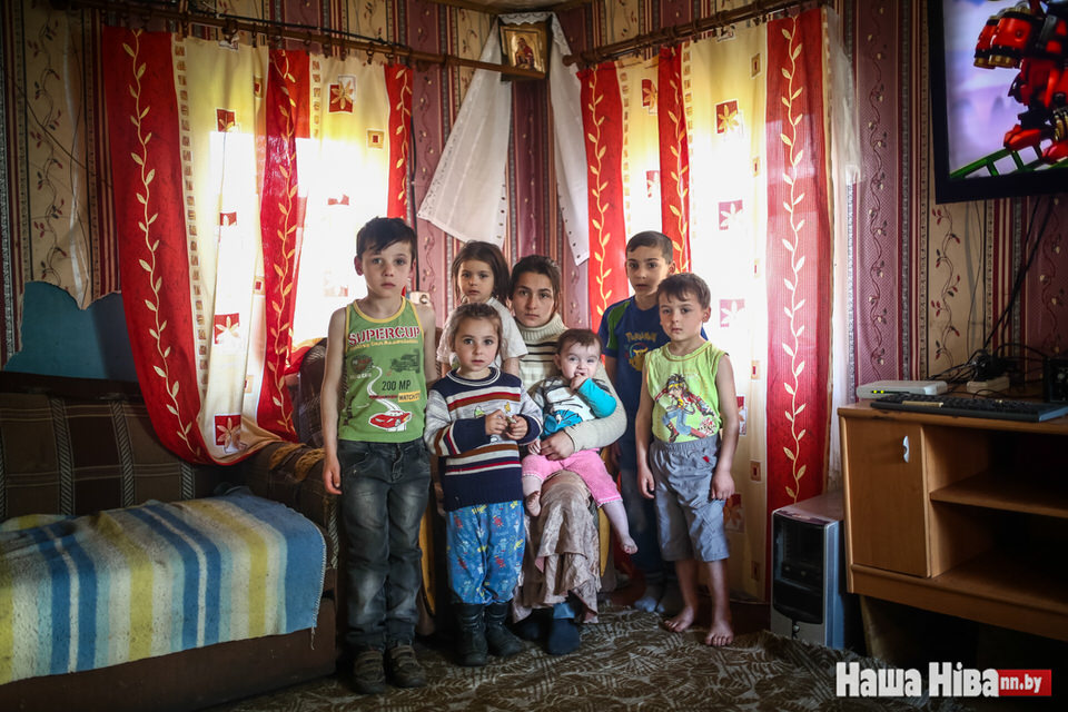 Як у палескай вёсцы жыве самая маладая ў Беларусі маці шасцярых дзяцей
